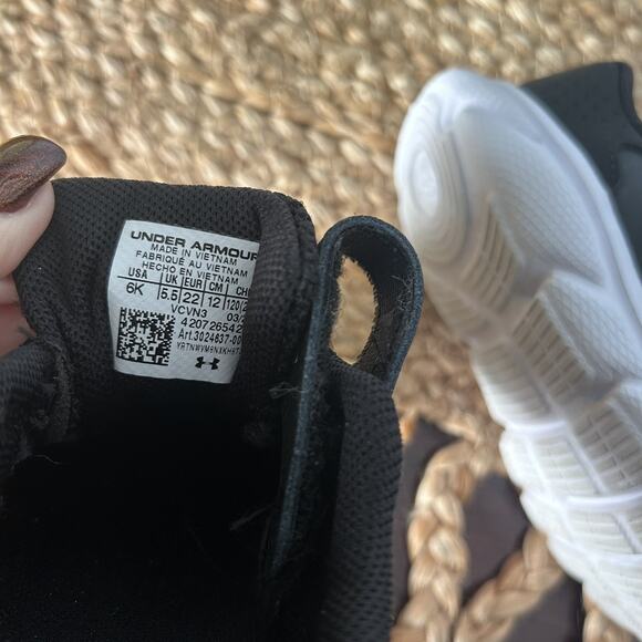 Under Armour Infant Sneakers Size 6K Boys Black Hook & Loop Strap Shoes - Picture 7 of 7